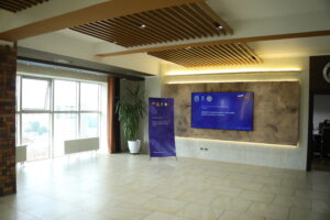 Төрийн албан хаагчдыг чадавхжуулах сургалт болж байна.